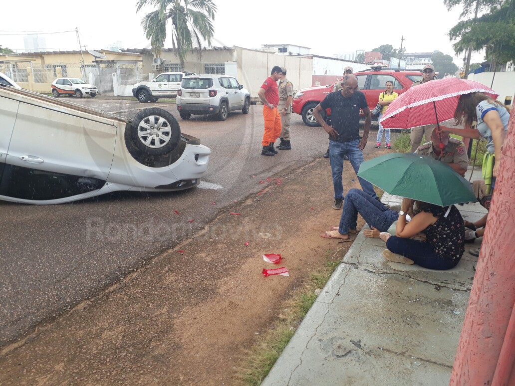 URGENTE: Grave capotamento envolvendo Van escolar na capital