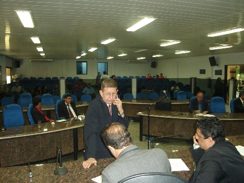 Vereadores desatentos durante sessões na Câmara acabam pedindo a mudança de seus votos