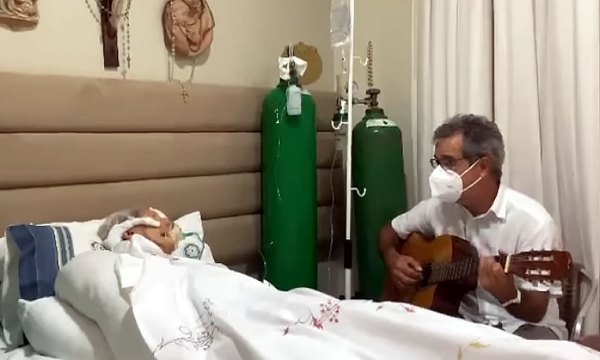 COVID-19: Ex-governador do Acre se despede da mãe cantando música de Roberto Carlos 