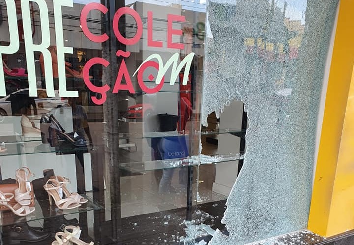 OUSADIA: Bandidos estouram vitrine de loja e furtam sapatos no Centro da capital