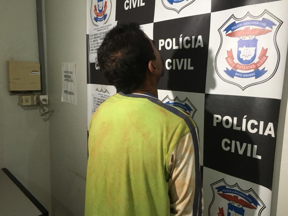 FEMINICÍDIO:   Homem mata a esposa degolada e é preso em flagrante com faca