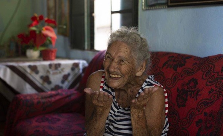 Idosa de 108 anos abre mão de vacina: 'Deixo para quem pode viver mais'