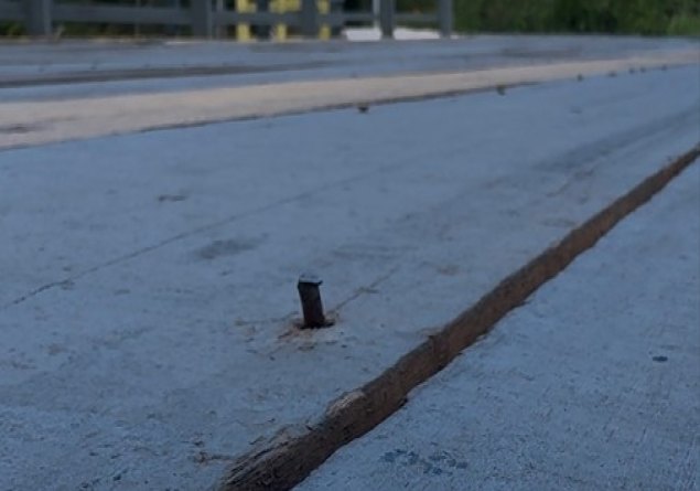 PERIGO: Pregos expostos na ponte do Bate Estaca na estrada do Santo Antônio 