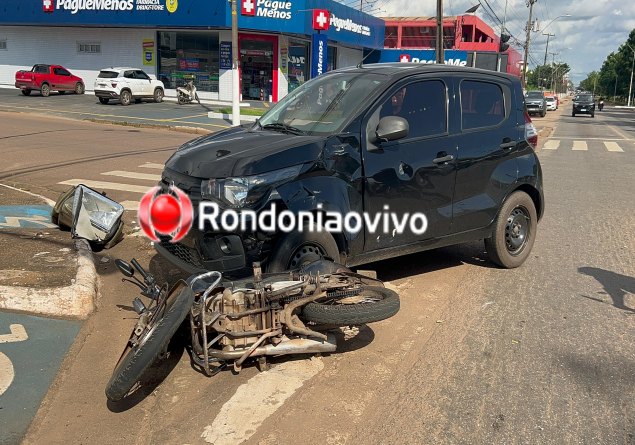 NO SEMÁFORO: Motoboy fica ferido em acidente na Jorge Teixeira