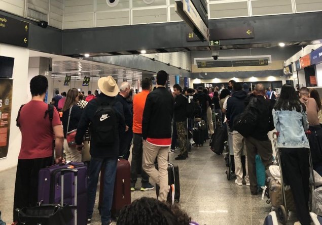 CONFUSÃO: Caos entre passageiros e companhias aéreas após fechamento do aeroporto