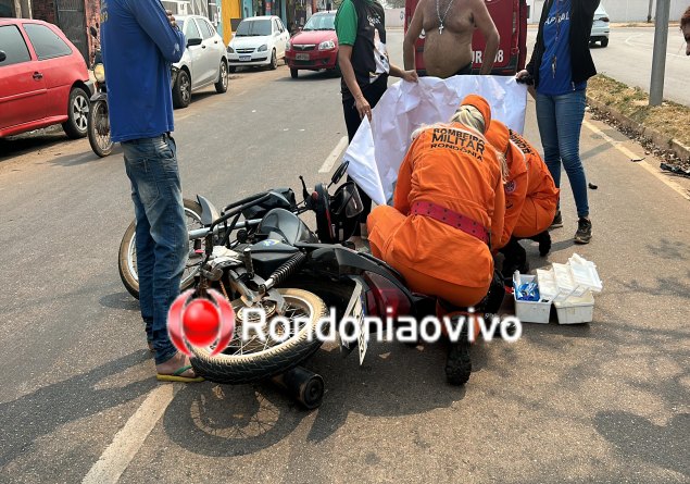 VÍDEO: Motociclista fratura a perna após colisão com carro