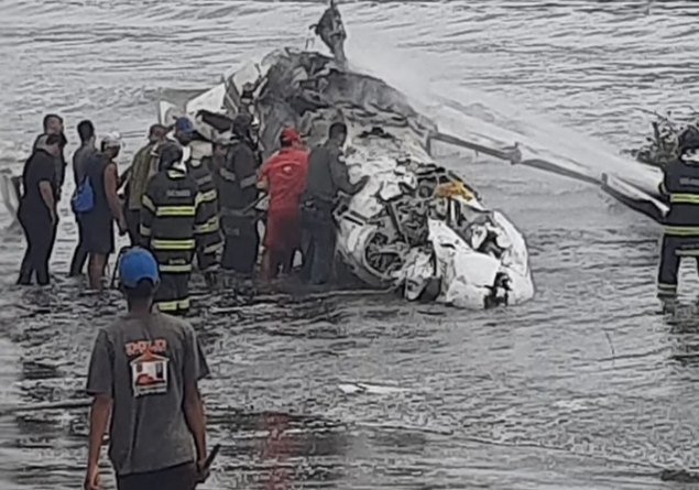 VÍDEO: Avião cai em praia de Ubatuba, no litoral de São Paulo