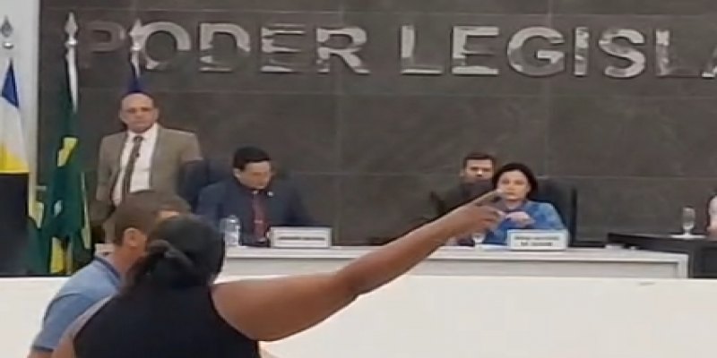 DESESPERO: Mãe interrompe sessão na Câmara e protesta por atendimento de saúde para filha