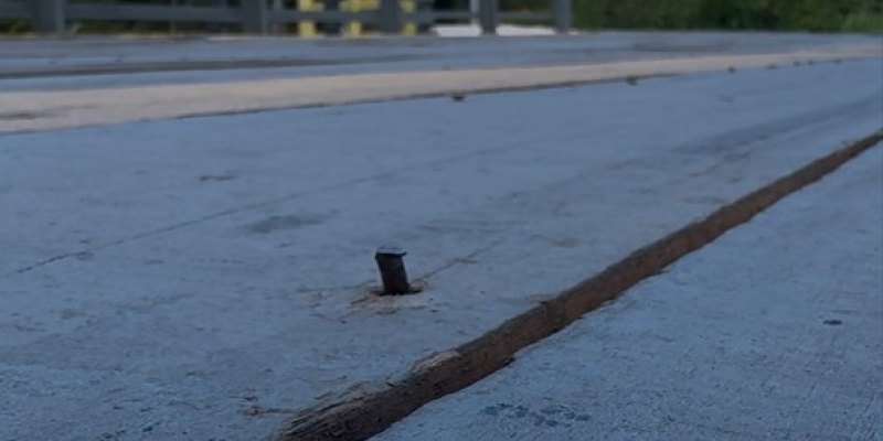PERIGO: Pregos expostos na ponte do Bate Estaca na estrada do Santo Antônio 