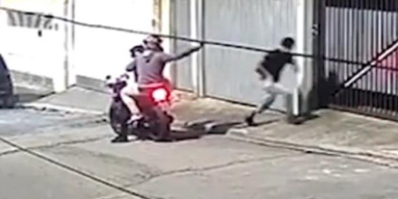 PERIGO: Acadêmico é assaltado por dupla armada ao sair de faculdade ​