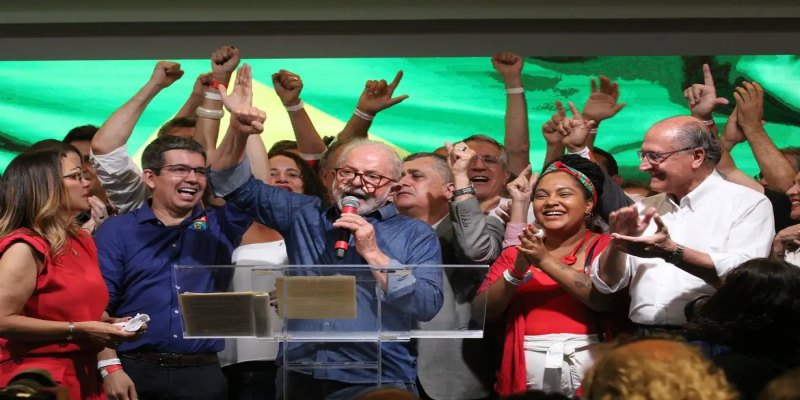 AMPLA ALIANÇA: Lula negocia ministérios e aproximação com o Centrão para 2027