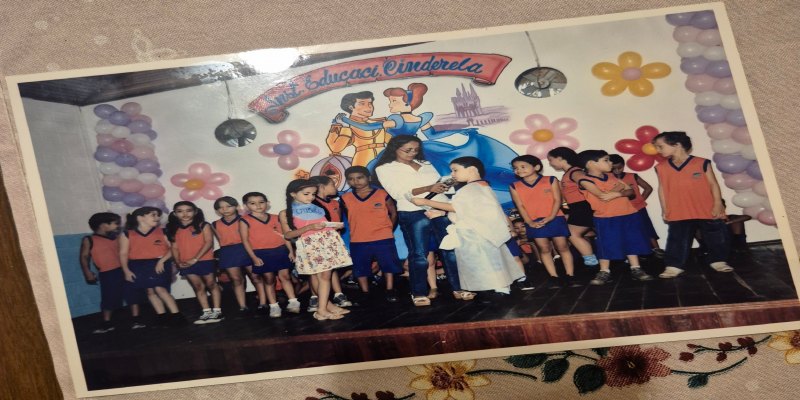 RETRATO DE MULHER: Leia o perfil 'Verônica Ribeiro - uma jornada de superação e dedicação à educação'