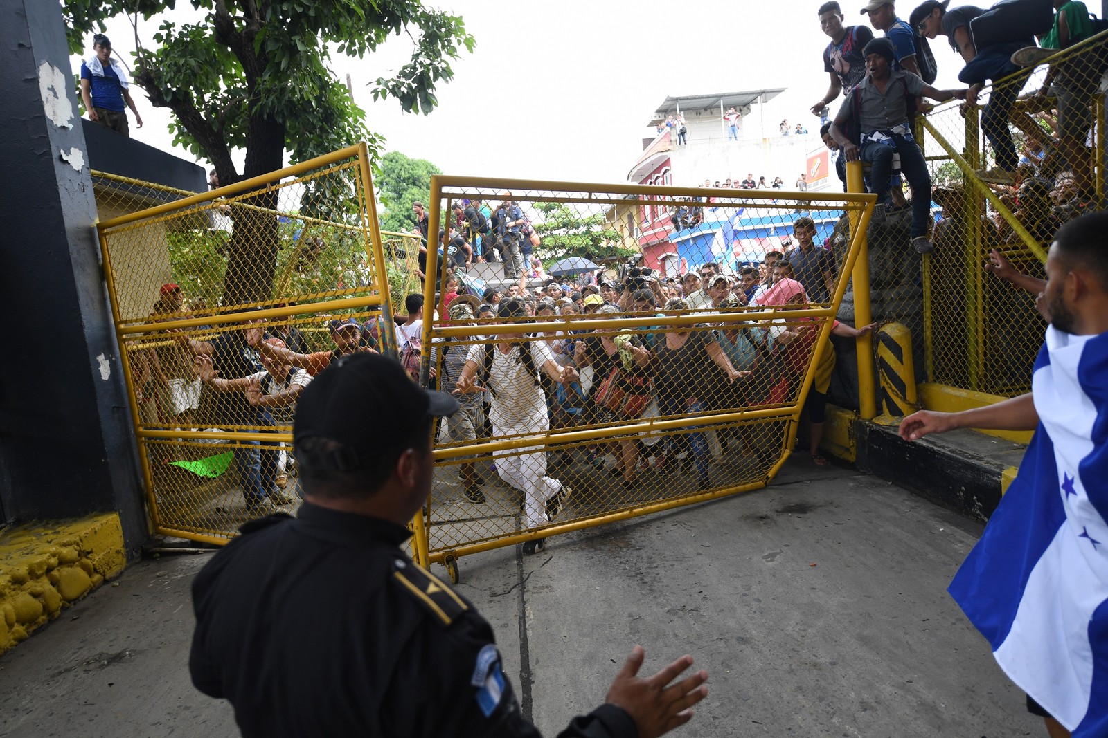 A barreira de fronteira do lado da Guatemala foi o primeiro bloqueio usado para tentar conter a caravana — Foto: Pedro Pardo / AFP